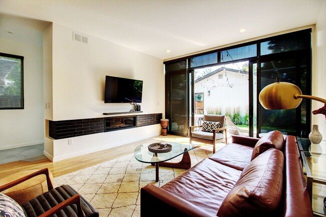 Building Photo - Luxury Living in the heart of Platte Park,...