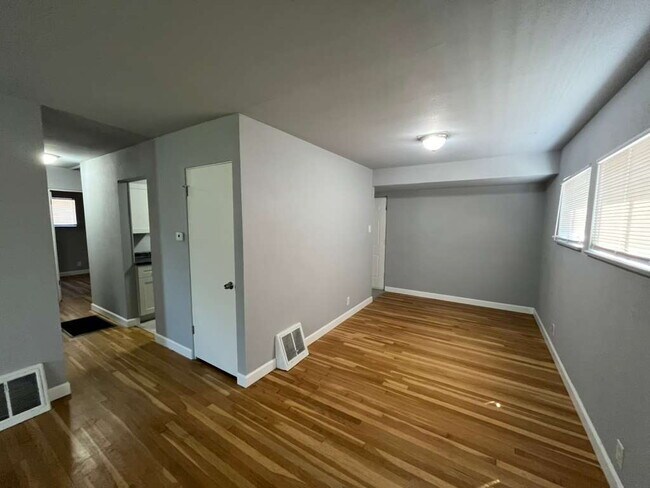 Building Photo - 10556 Spring Garden Dr