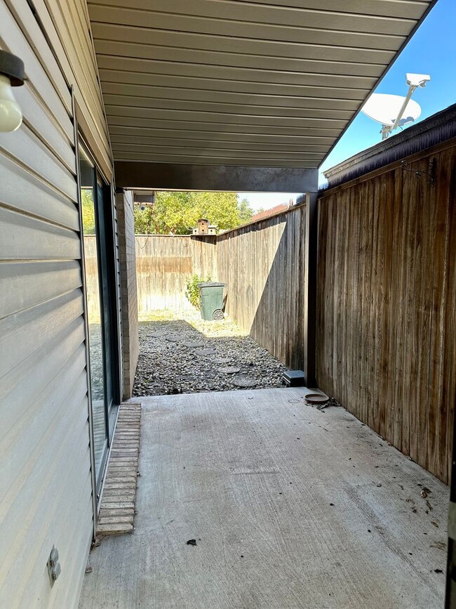 Building Photo - Adorable Townhome near Shadow Hills!