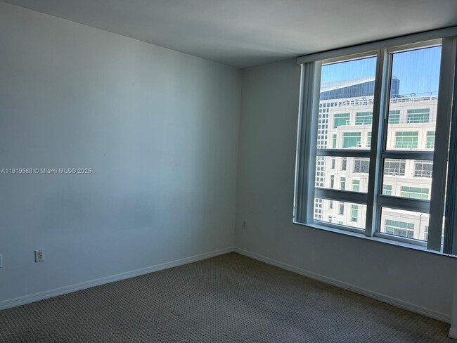 Building Photo - 950 Brickell Bay Dr