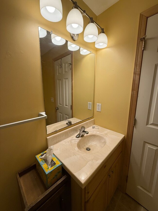 Building Photo - 2 bed 2 bath Triplex unit located by the M...