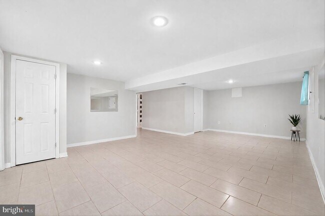 Building Photo - 229 Cabbel Dr