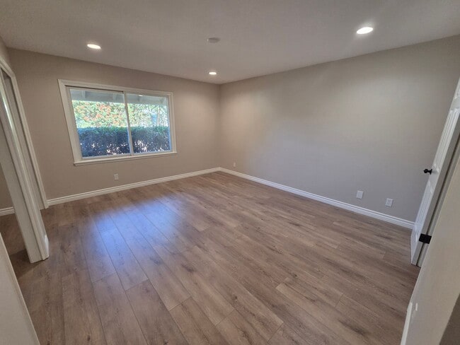 Building Photo - 3+2 Single Family Home in Thousand Oaks - ...