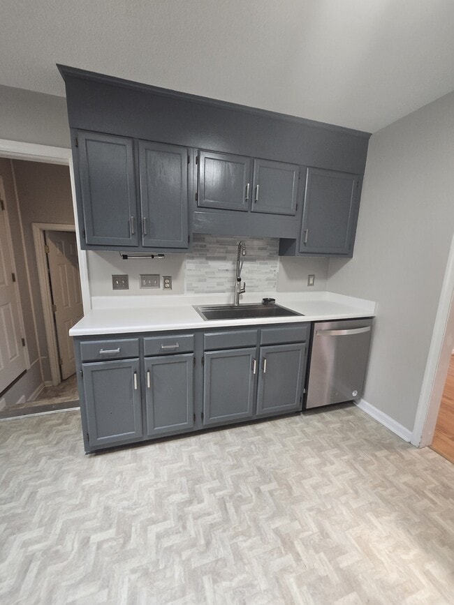 Building Photo - 2439 Dartmouth Dr