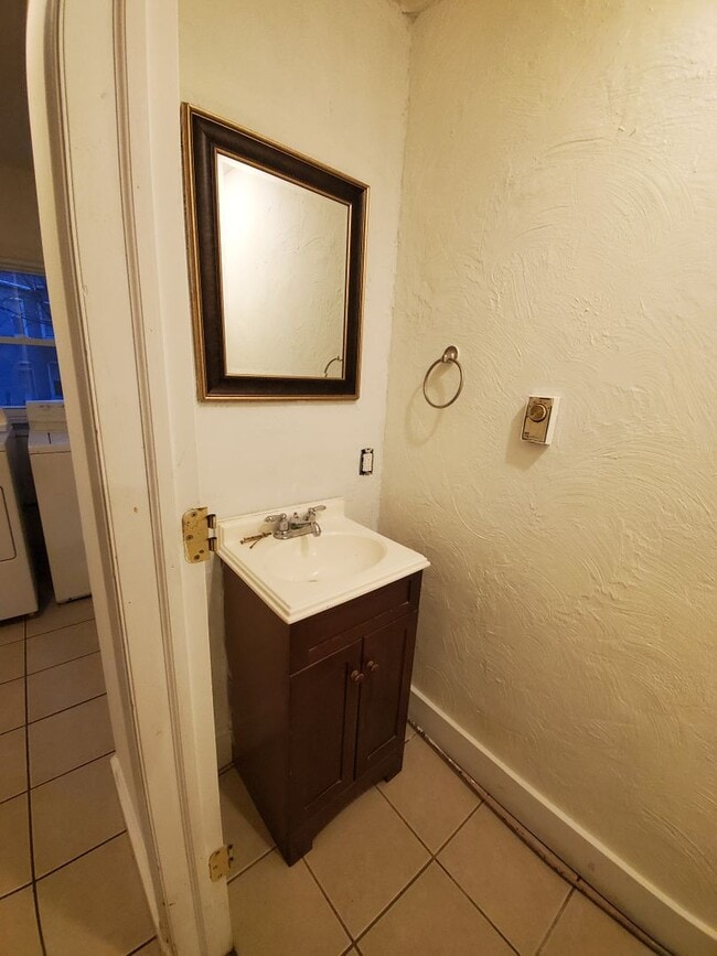 Building Photo - Spacious 3 Bedroom 1.5 Bath Brick Home