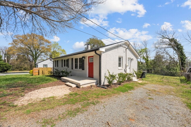 Building Photo - 1910 Hilldale Dr