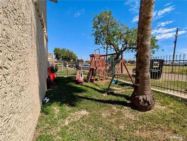 Building Photo - 14 Perkins Ave