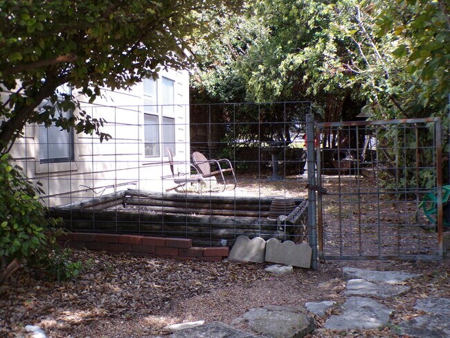 Building Photo - 302 Riverhill Blvd