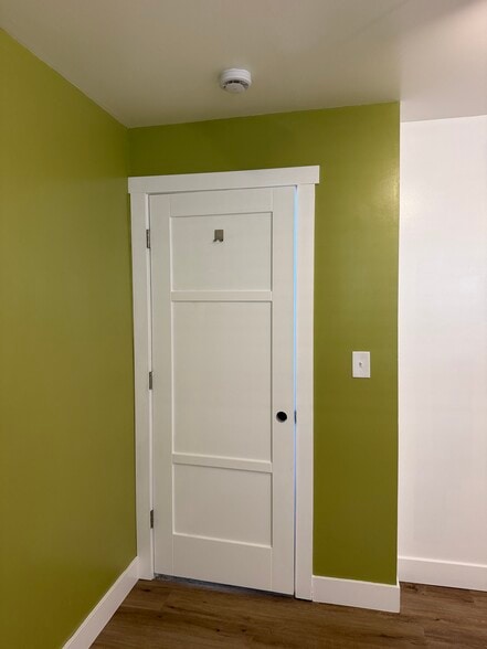 Building Photo - 565 W Midway Blvd