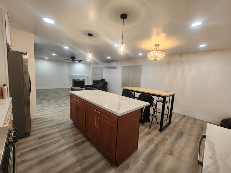 Building Photo - 1320 Vinca Way