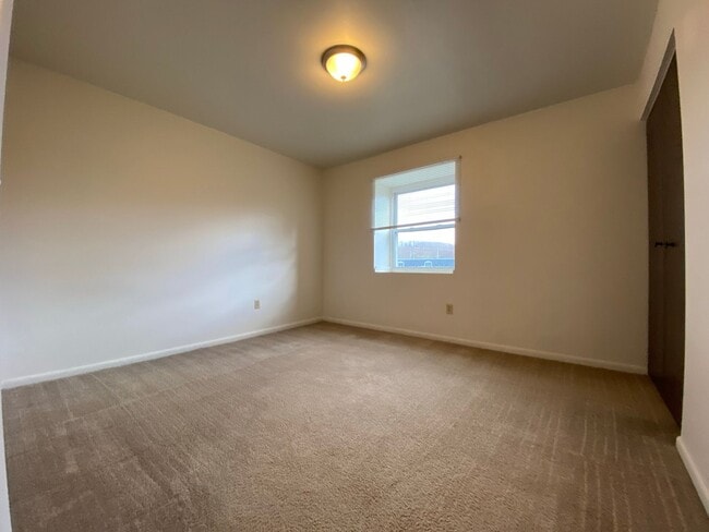Building Photo - Amazing Two Bedroom Townhouse in Zelienopl...