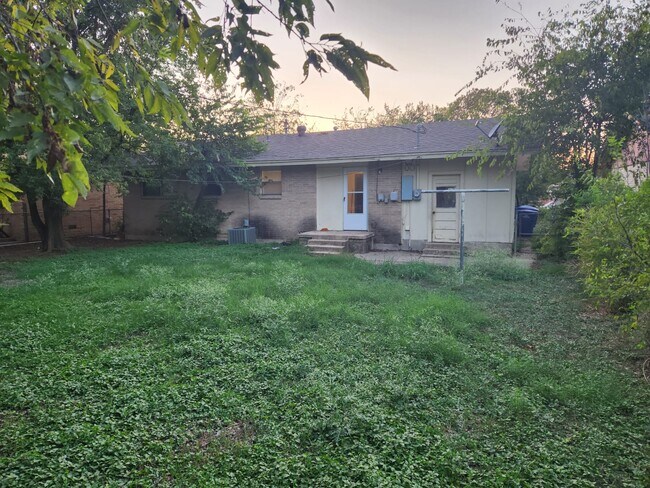 Building Photo - 615 S 1st St