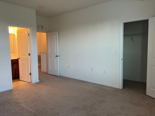 Building Photo - 425 Rhamkatte Rd