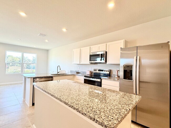 Building Photo - Fresh & modern-living in this 3Bedrooms/2.5Bath end-unit Lady Lake townhome!