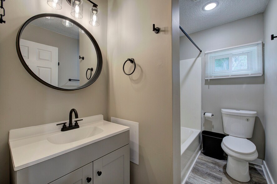 Hall bath 2 - 227 Saint Elmo Cir