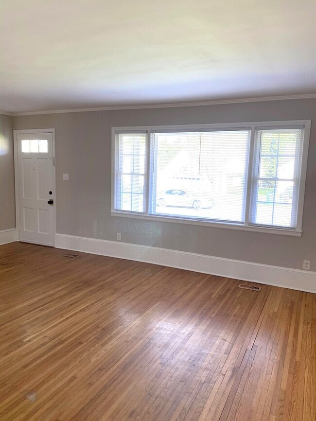 Building Photo - Charming Vintage Ranch, Den, Fireplace, Screened Porch