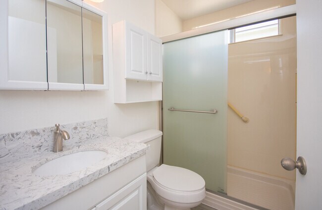 Building Photo - 55+ Senior Community! Delightful 2BR Home ...