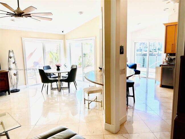 Building Photo - 484 Commodore Cir