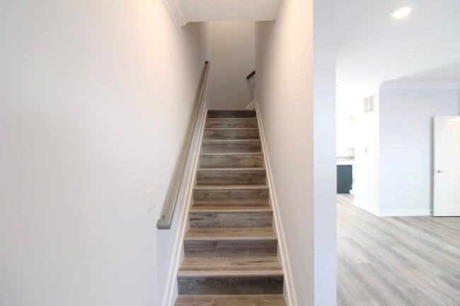 Building Photo - Stylish and Spacious Townhome Near Sentara...