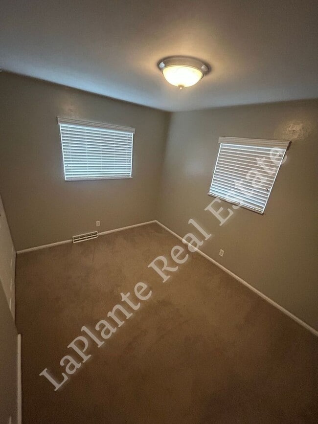 Building Photo - 1921 Northover Rd