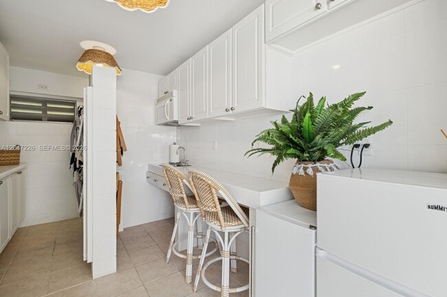Building Photo - 2899 Collins Ave