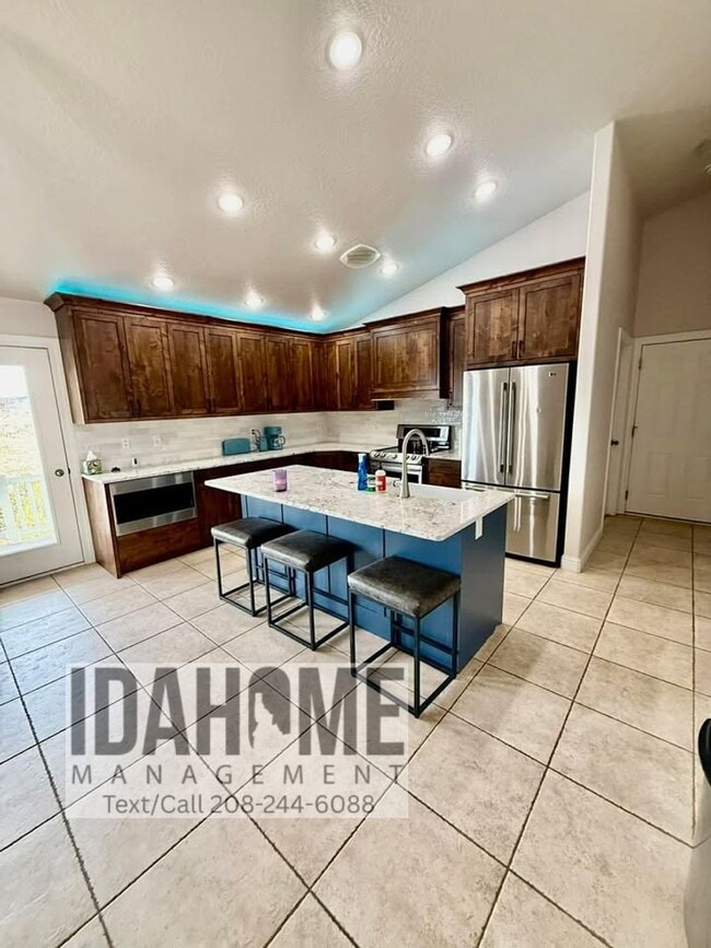 Building Photo - 2049 Sunrise Way