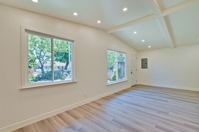 Building Photo - Charming updated 3 bedroom, 1 bathroom hom...