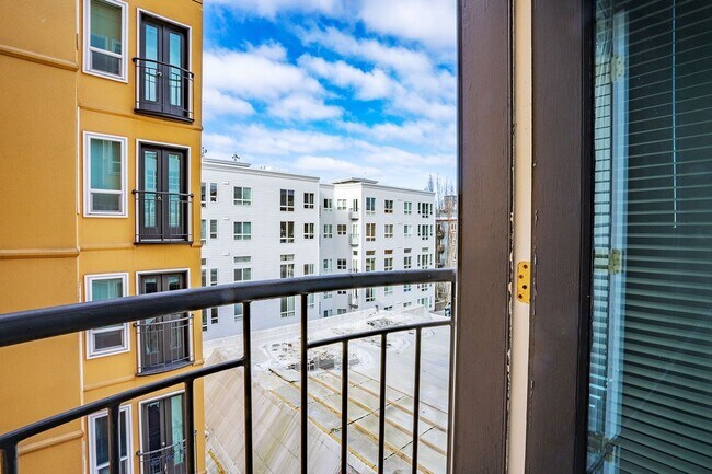 Building Photo - The Versailles