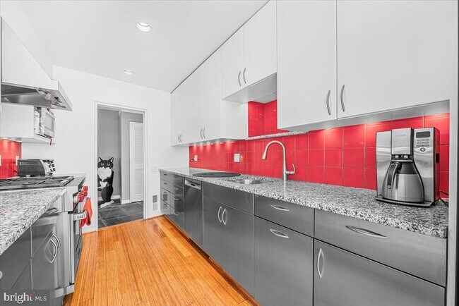 Building Photo - 4838 Drummond Ave