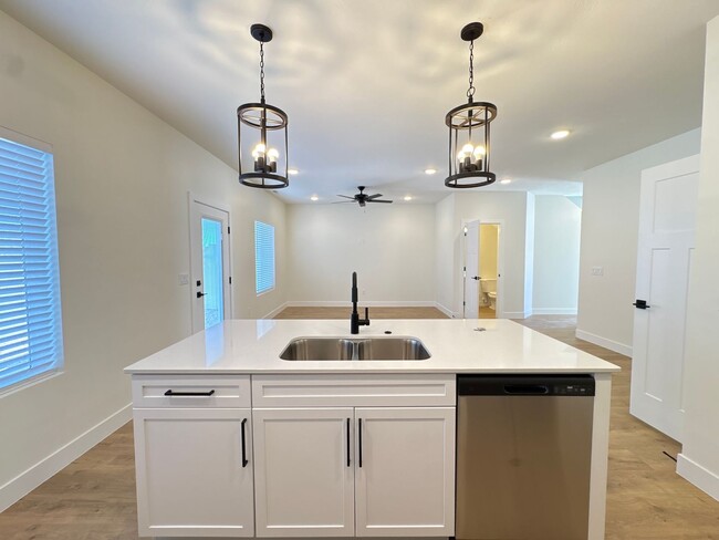 Building Photo - Crosshollows Home Available!