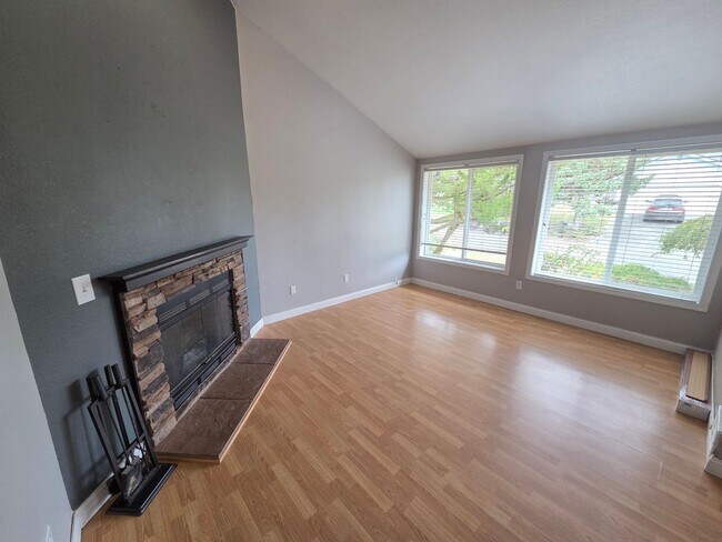 Building Photo - 4058 SE Empress Ct