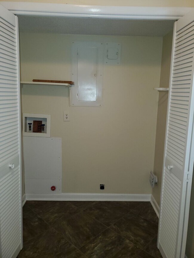 Building Photo - Largest Unit in Oglethorpe Place, 3bd/2.5ba 1700+ sqft, fireplace, and community pool and tennis!