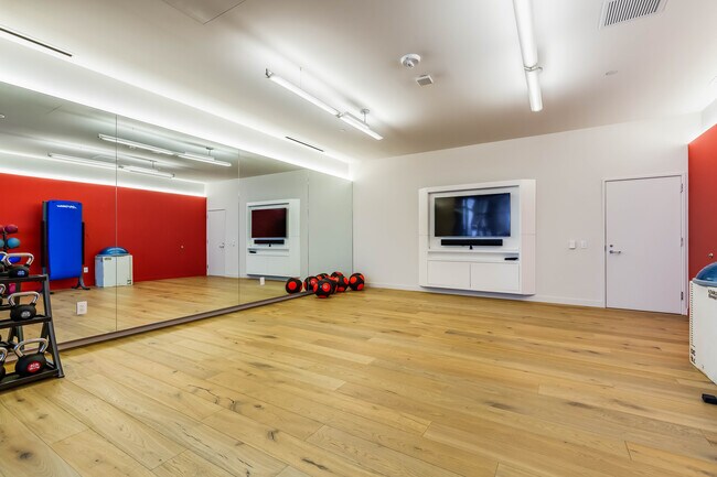 Building Photo - 1001 Queen St