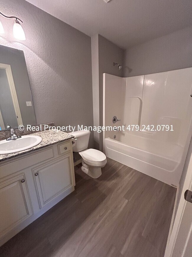 Building Photo - MOVE IN SPECIAL - HALF OFF MOVE IN RENT! B...