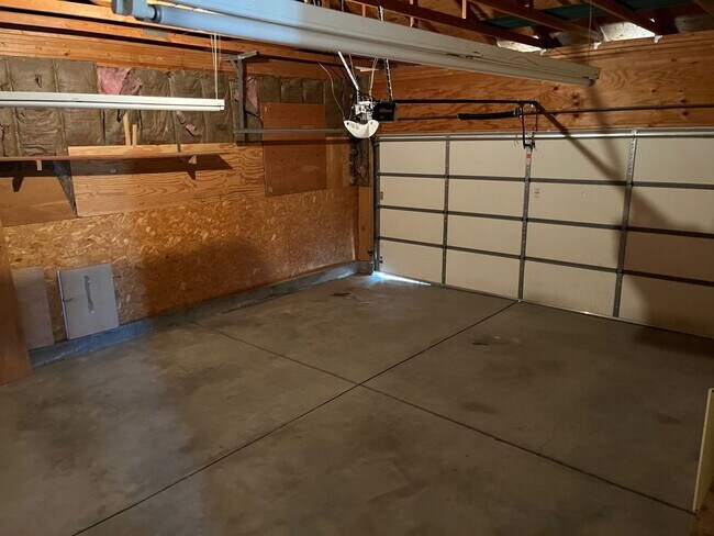 Building Photo - ALL PROSPECTIVE TENANTS MUST SUBMIT A $58 ...