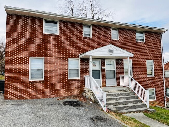 Primary Photo - 1 Bedroom, 1 Bath Apartment