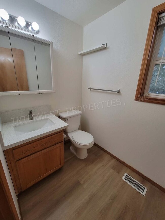 Building Photo - *1ST MONTH'S RENT FREE PROMO* SE Portland Home on A Cul-De-Sac with Garage, Yard, Fireplace and M...