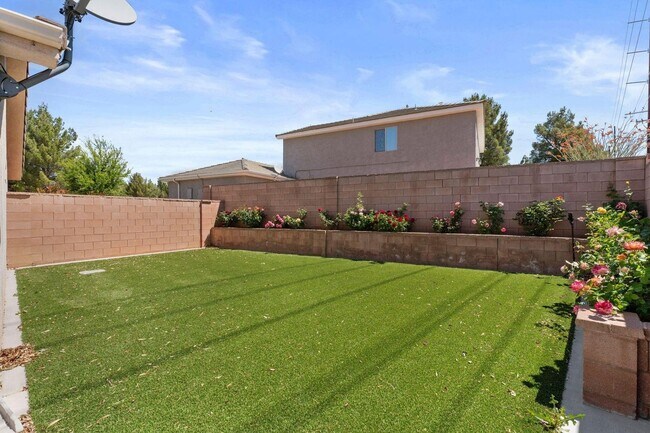 Building Photo - Sedona Hills Stunner!
