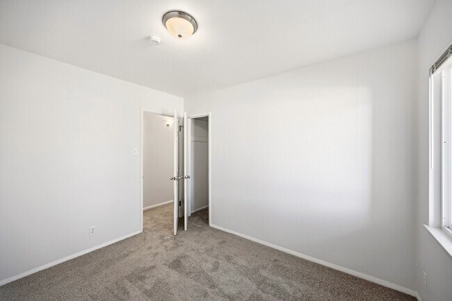 Building Photo - $2,640.95- 4 Bed, 2 Bath Home in Denver with Patio Space and In Unit Laundry!