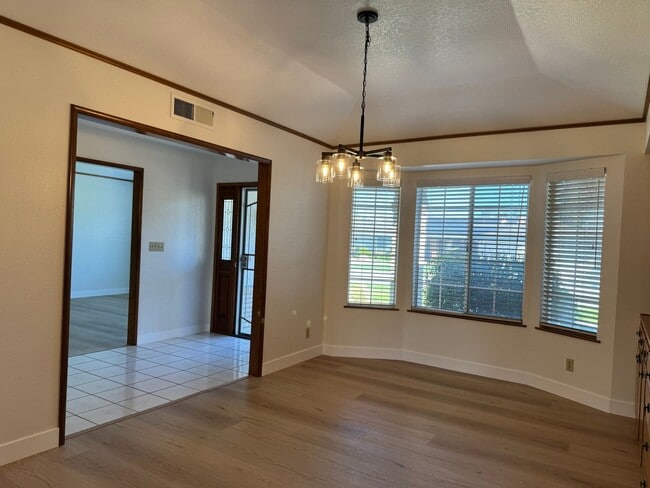 Building Photo - 6517 N San Pedro Ave