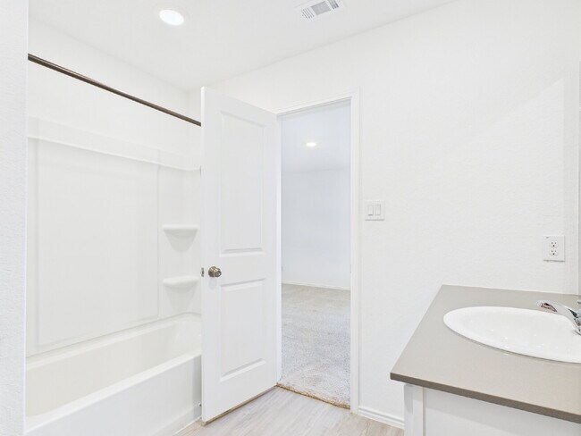 Building Photo - "Open-Concept Living in Fredericksburg"