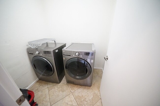 Building Photo - Showings Available NOW