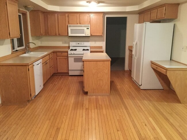 Building Photo - 2100 Square Foot  4 Bed Room Home Fenced Y...