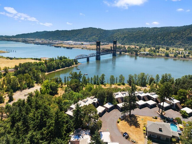 Building Photo - Top-Floor Stunner with Views – Fully Remod...