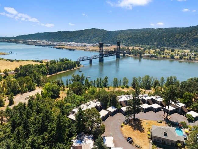 Building Photo - Updated 2BD/2BA Condo in North Portland! S...