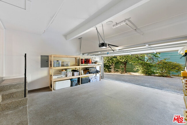 Building Photo - 6502 Dume Dr