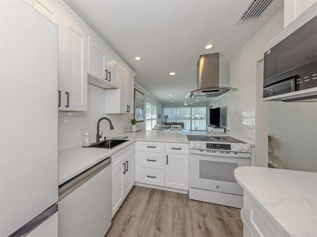 Building Photo - 1400 Tarpon Center Dr
