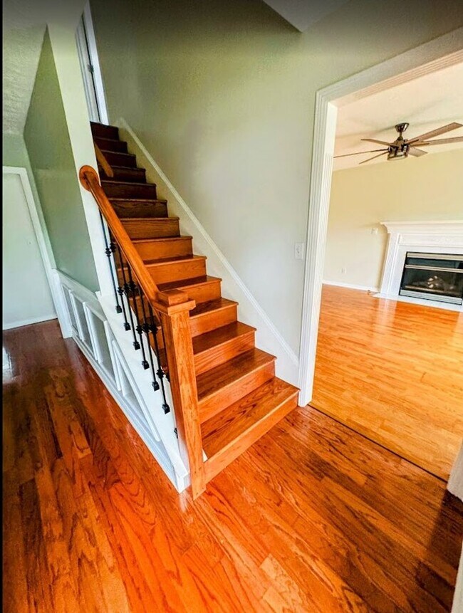 Building Photo - Beautiful spacious 4 bed 4 bath Family Home