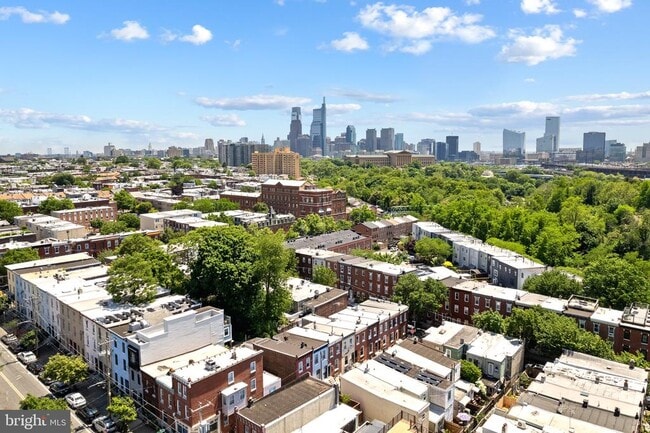 Building Photo - 880 N Myrtlewood St