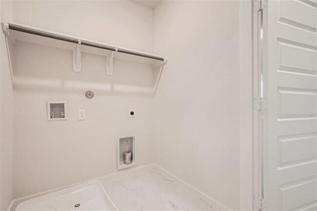 Building Photo - 33110 Willow Hts Ln